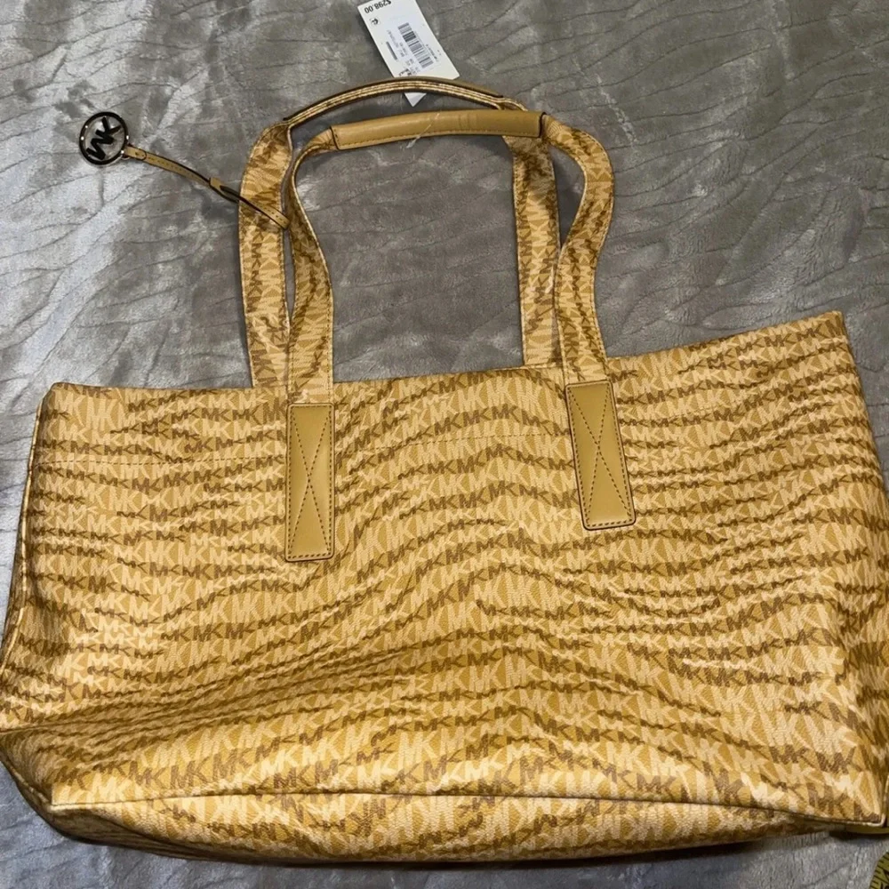 Michael Kors Large Tote bag- Yellow NEW with TAGS - Picture 2 of 8
